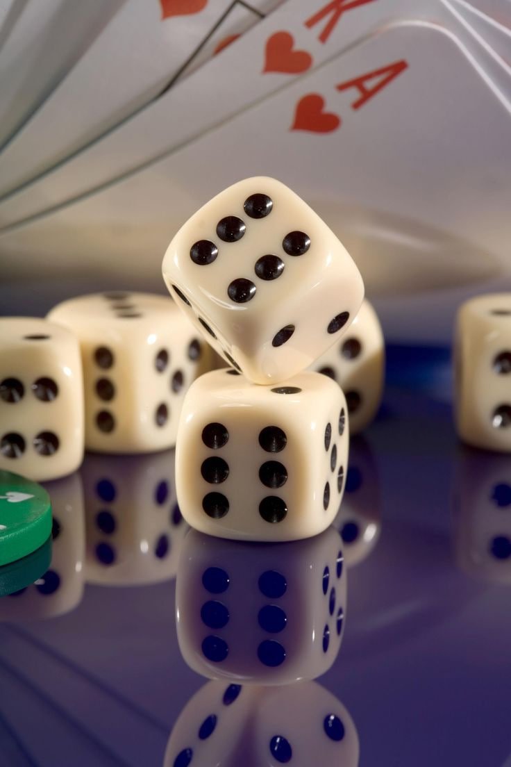 Antarmuka aplikasi mobile perang777 menampilkan permainan slot dan meja dealer langsung